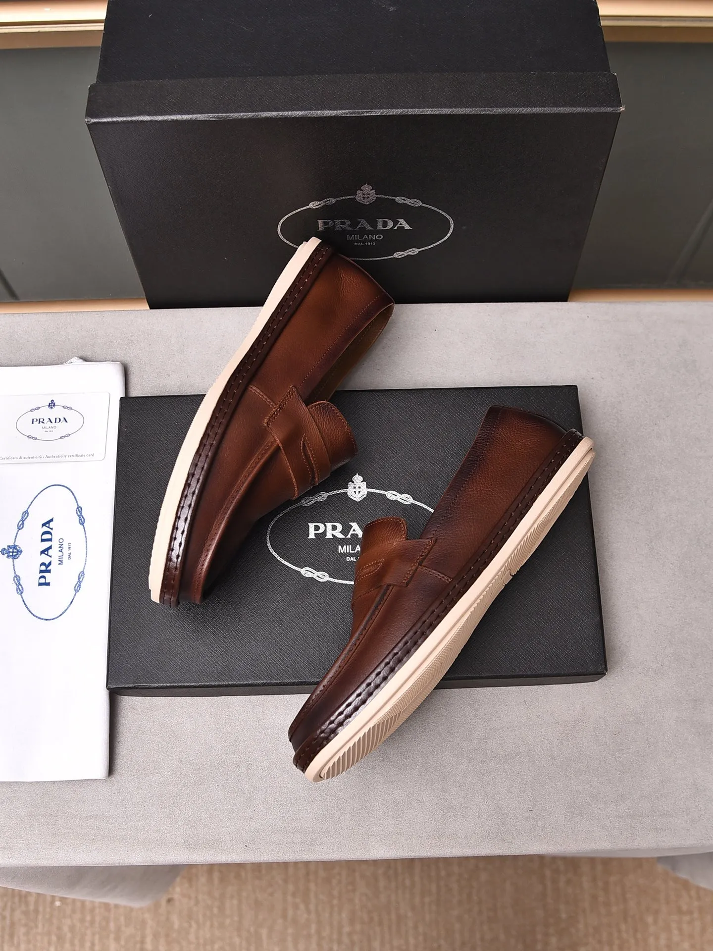 👟👟👟Men's Men's Shoes💰P460 [Artificial Rubbing Color]🆕🔥New Updates🔥👟PRADA (Prada) new products are released, imported soft cowhide, fashionable to allow air to penetrate the entire shoe, awesome shoes [strong] bring extremely comfortable and breathable feeling! Beautiful inside and out! Exquisite workmanship, top-grade cowhide material, 😌Size: 38~44, single color choice.
